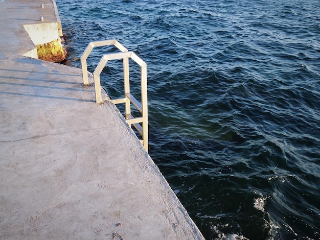 Scala in acciaio inossidabile nell'acqua del Mar Caspio