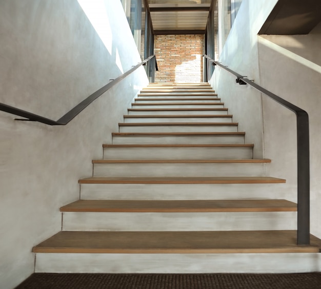 Scala in legno in stile loft