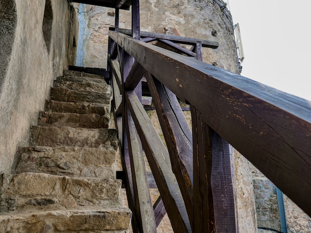 Scala in legno in un castello medievale in Polonia