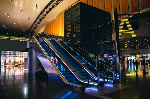 Scala mobile con cancello in aeroporto