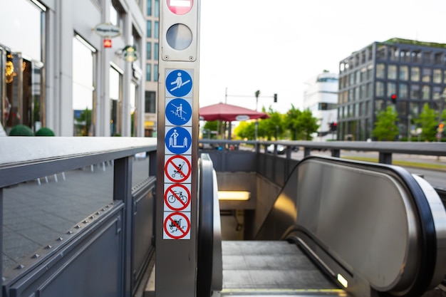 Scala mobile dal sottopassaggio alla strada della città. Prendersi cura dei pedoni.