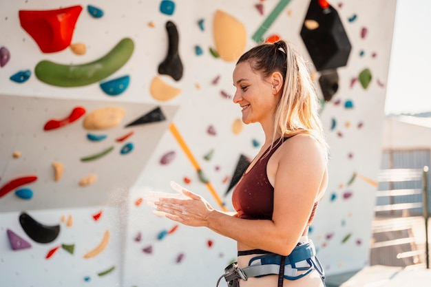 Scalatore che indossa l'attrezzatura da arrampicata Praticare l'arrampicata su una parete rocciosa all'aperto Xtreme concetto di sport e bouldering scalatore si arrampica su una parete rocciosa