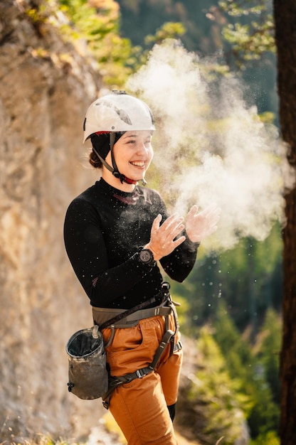 Scalatore che indossa l'attrezzatura da arrampicata Praticare l'arrampicata su una parete rocciosa Arrampicata sportiva e concetto di bouldering scalatore si arrampica su una parete rocciosa