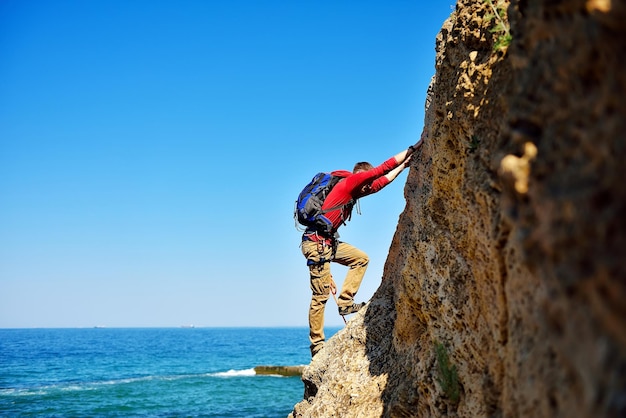 Scalatore che scala sulla montagna