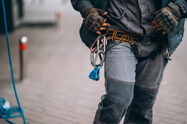 Scalatore lavoratore che si prepara per il lavoro in quota