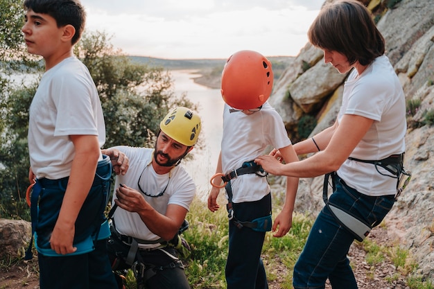 Scalatore professionista e sua moglie sulla trentina che preparano i loro studenti a scalare una montagna in sicurezza