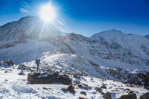 Scalatore sulla strada per conquistare il Monte Bianco Alpi francesi al sole del mattino