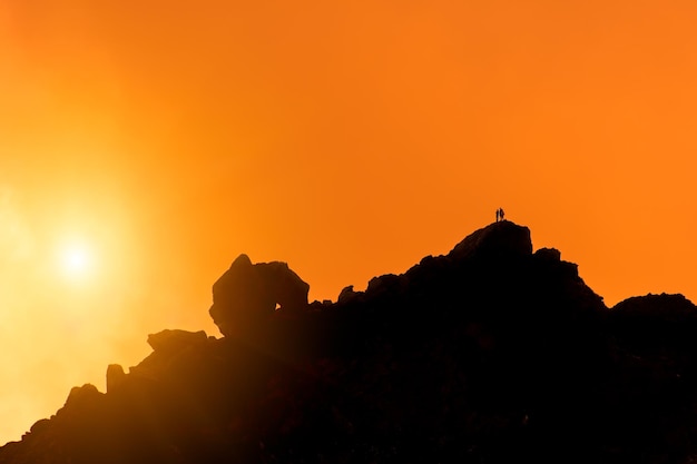 Scalatori sulla vetta di una montagna