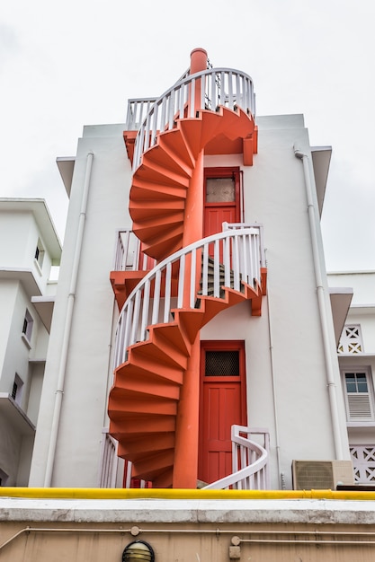 Scale a spirale variopinte e urbano variopinto del villaggio di Bugis di Singapore. È un punto di riferimento per i turisti