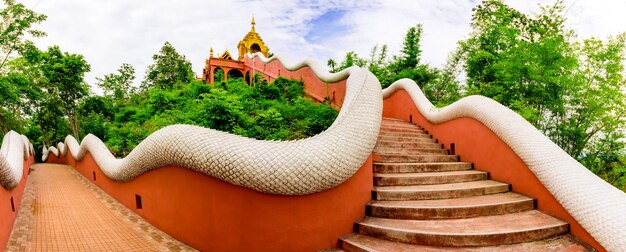 Scale che portano al tempio Panorama Wat Phra That Doi Phra Shan è un altro bellissimo tempio