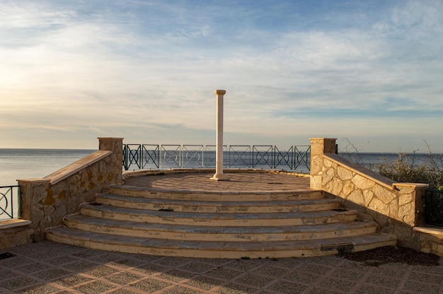 scale di pietra sulla costa