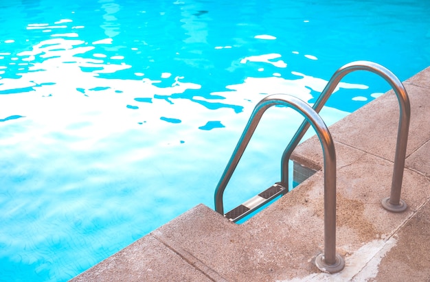 Scale di una piscina di acqua salata in una giornata estiva.