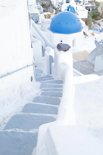 Scale in una strada del famoso villaggio bianco di Oia Isola di Santorini Grecia Europa