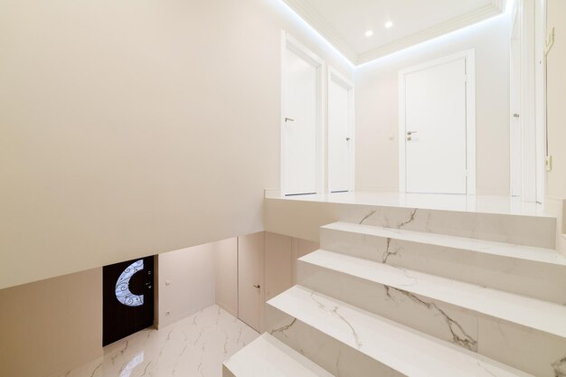 Scale luminose in una nuova casa bianca pulita con un interno di design