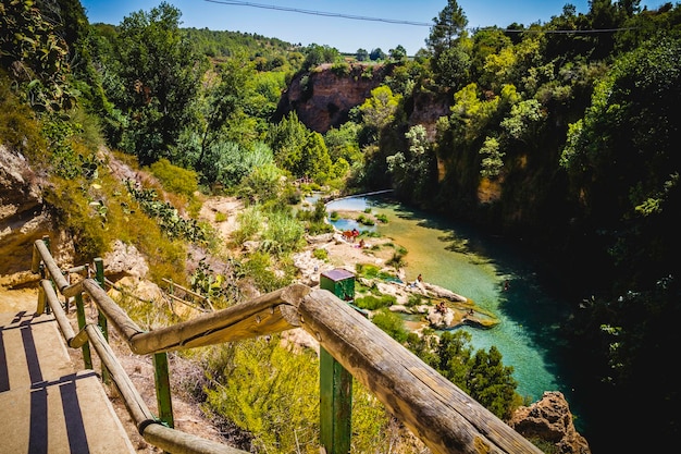 scale, paesaggio con foreste e lago naturale a Valencia, in Spagna