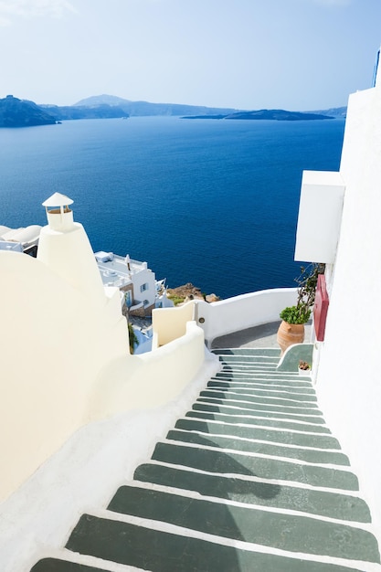 Scale per il mare. Architettura bianca sull'isola di Santorini, Grecia. Bellissimo paesaggio con vista mare.