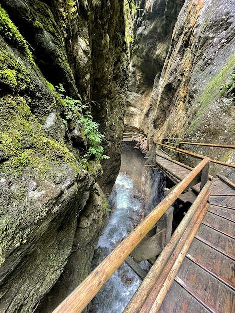 Scale ripide lungo la cascata e le rocce in austria