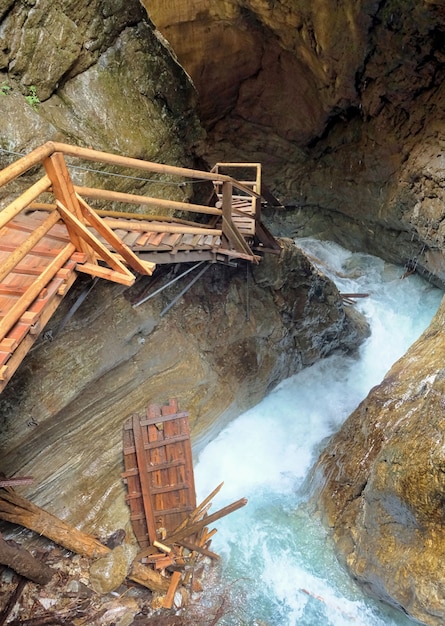 Scale ripide lungo la cascata e le rocce in austria