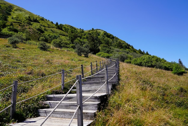 Scale sentiero in legno della montagna del vulcano Puy de DÃ´me nel centro della Francia