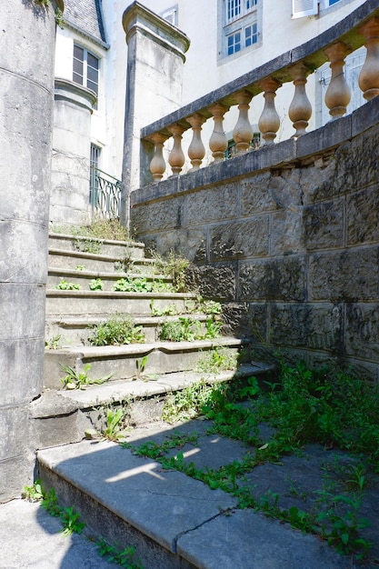 Scale vintage deteriorate dall'esterno a Pau France Architettura francese abbandonata Foto verticale