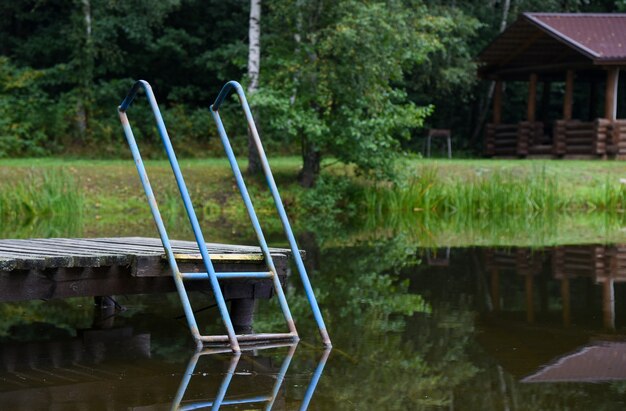 Scaletta per scendere nel lago vicino alla vasca.