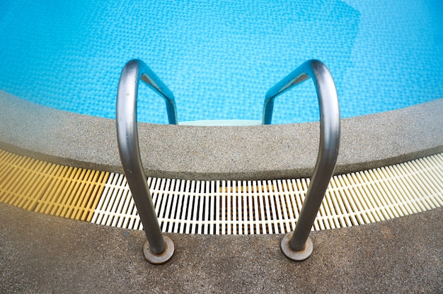 Scalinata per piscina fino alla piscina