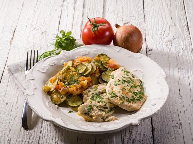 Scaloppine con pomodori e zucchine