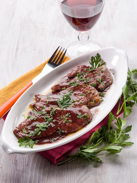 Scaloppine cotte al vino rosso