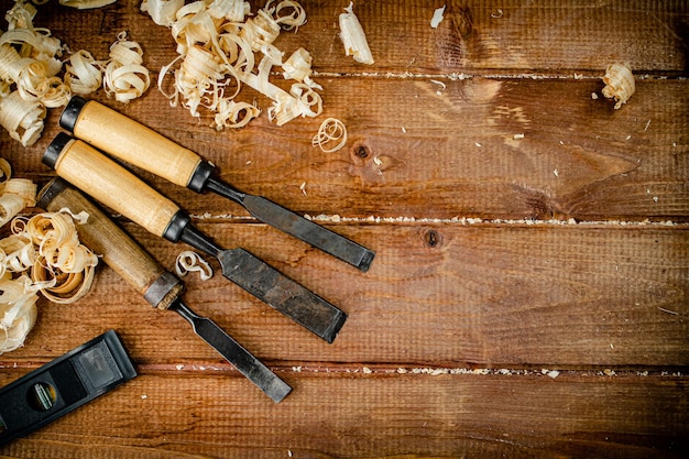 Scalpelli con segatura di legno sul tavolo