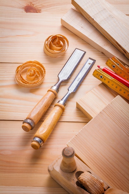 Scalpelli da carpenteria e altri strumenti sul concetto di costruzione di tavole di legno