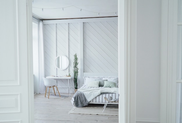 Scandinavo moderno accogliente eco interni, tavolo bianco e specchio nella camera da letto, minimalismo