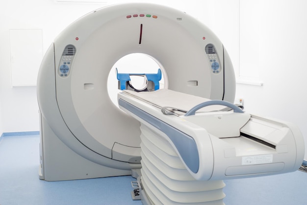 Scanner CT moderno in una grande stanza d'ospedale