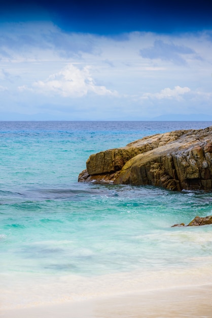 Scape del mare dal punto di vista all&#39;isola di Tachai