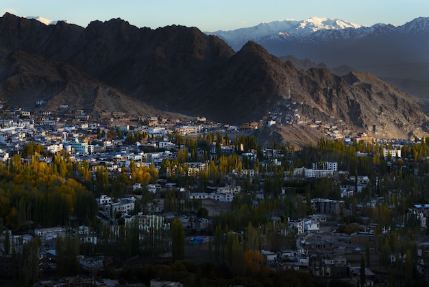 Scape della città di Leh Ladakh con luce solare