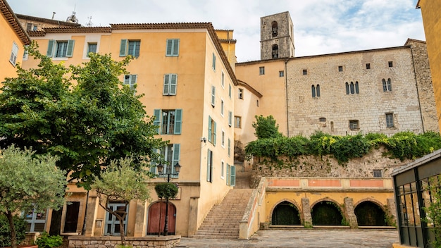 Scape di strada della città. Edifici tradizionali, verde a Grasse, Francia