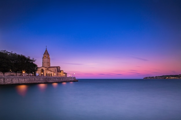 Scape spagnolo della città di Gijon della chiesa di San Pedro delle Asturie