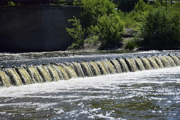 Scarico dell'acqua presso la diga Ulyanovsk