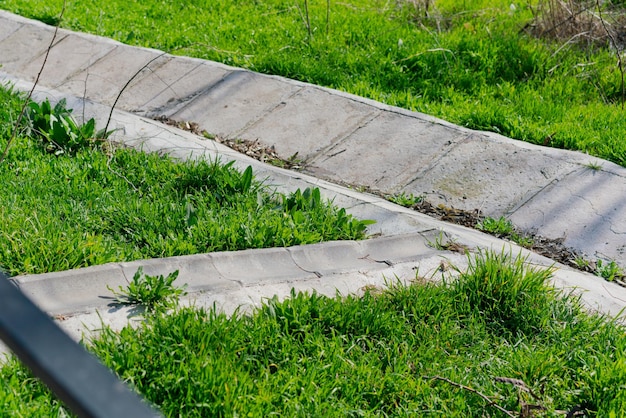 Scarico in cemento con erba nel giardino Canale di scolo Scorrevole Incontra Percorso esterno Pioggia Stadio Ruscello Tunnel Canale di passaggio Superficie di inondazione Bacino vuoto