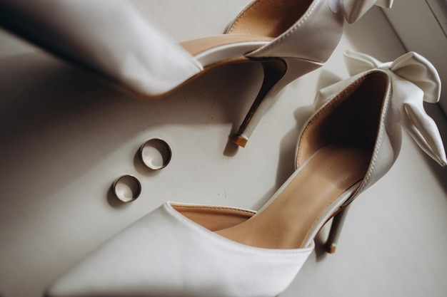 Scarpa da sposa con fede nuziale