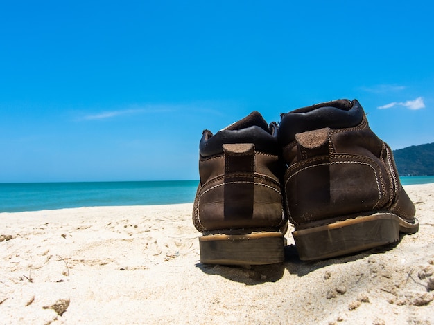 Scarpa da tennis delle scarpe di cuoio sulla spiaggia in Tailandia Benvenuto alla stagione estiva in Tailandia