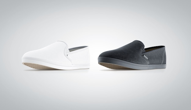 Scarpa slip-on in bianco e nero, isolata