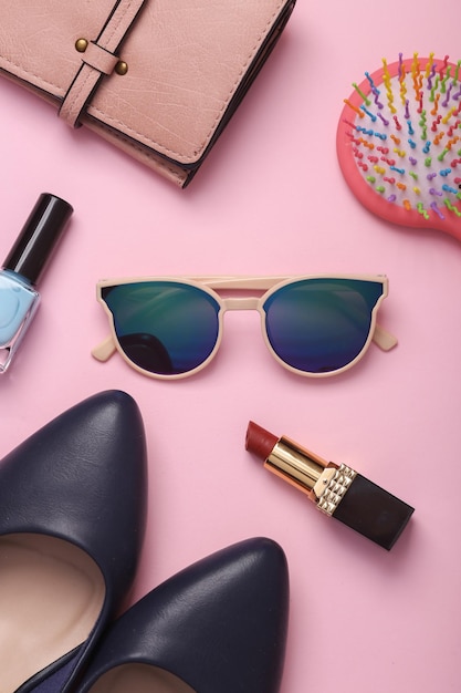 Scarpe a tacco femminile e accessori su sfondo rosa Top view Flat lay