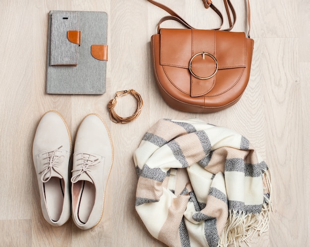 Scarpe basse da donna, sciarpa, bracciale, borsa, tablet, smartphone. Blog di moda, abbigliamento, shopping