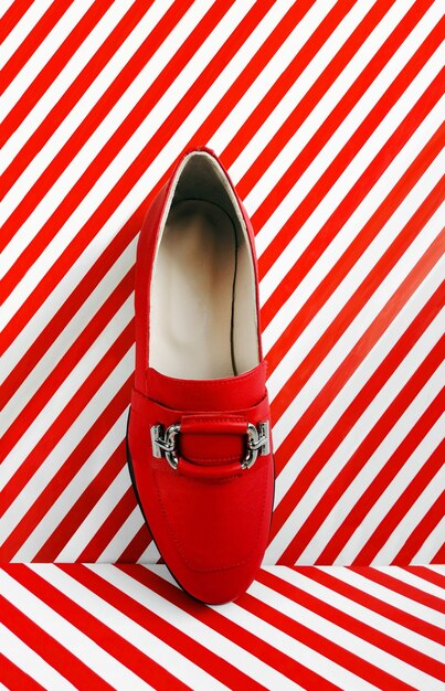 Scarpe casual rosse da donna su uno sfondo a righe con strisce Scarpe da donna eleganti senza fibbia