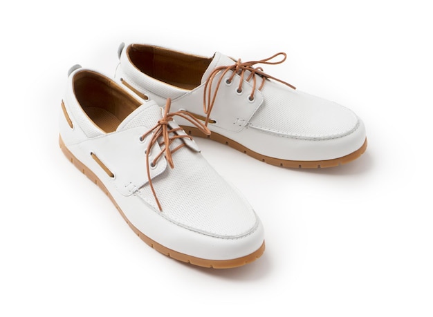 Scarpe casuali bianche estive in pelle con lacci Nuove mocassine da uomo su sfondo bianco