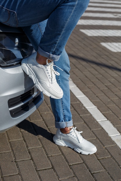 Scarpe comode da uomo con materiale naturale, scarpe da ginnastica da uomo nello stile di kezhual per tutti i giorni realizzate con pelle naturale. Foto di alta qualità