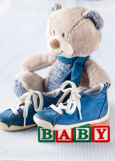 Scarpe da bambino blu con giocattolo