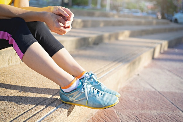 Scarpe da corsa, donna che lega i lacci delle scarpe