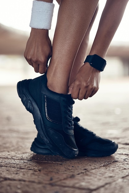 Scarpe da corsa esercizio e fitness donna con scarpa sportiva nera per allenamento allenamento e cardio all'esterno Piedi del primo piano di atleta o corridore femminile pronti per correre, camminare o fare jogging con scarpe da ginnastica o calzature