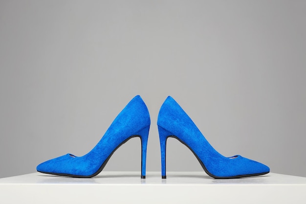 Scarpe da donna blu con tacchi alti